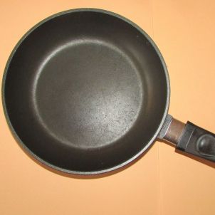 Una dona maltractada es defensa amb una paella del seu marit: la condemnen a pres&oacute;