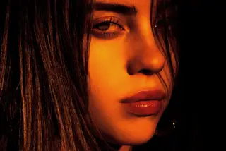 A pop nas m&atilde;os de uma adolescente. Billie Eilish, a revelaç&atilde;o do ano, em destaque na revista BLITZ Especial Melhores de 2019