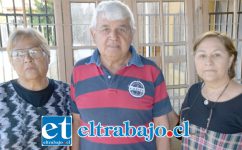 VECINOS MOLESTOS.- Ellos son los vecinos Hern&aacute;n Rivera, Ximena Vergara y Victoria Dur&aacute;n, afectados por esta enorme palmera.