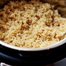 Instant Pot Brown Rice Recipe - This no-fail, easy as can be brown rice recipe is perfect for busy weeknights and easy meal prep!&nbsp;// addapinch.com