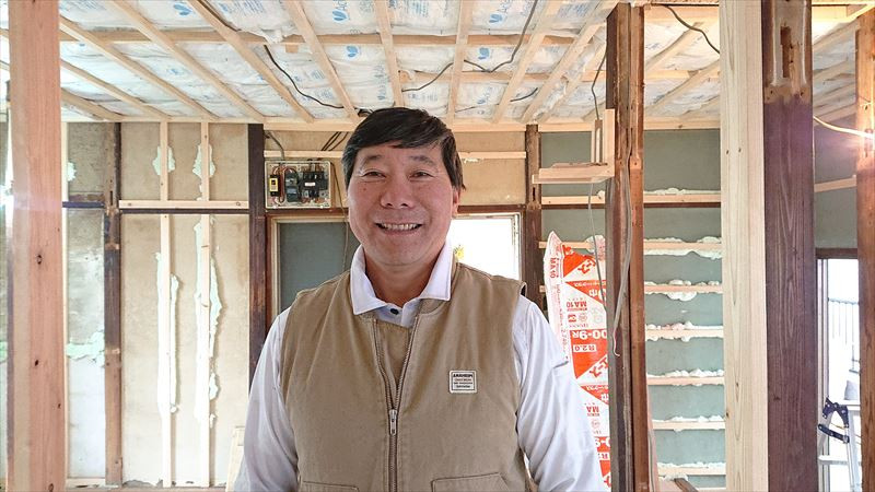頭にハチマキを巻いた男性