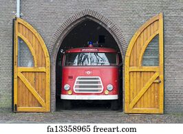 Image with missing alt attribute found on freeart.com
