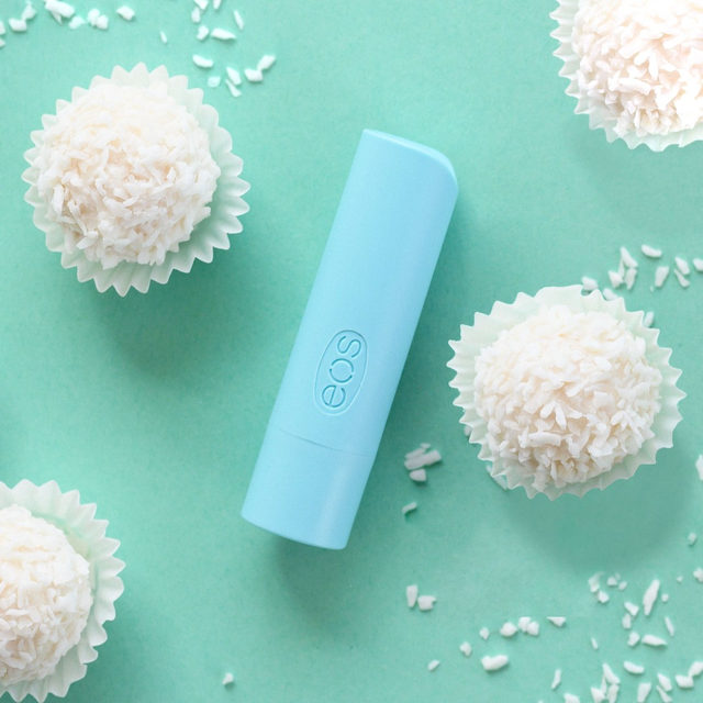 The forecast calls for creamy coconut flakes and a dusting of powdered sugar when you swipe on our new Coconut Snowflake flavor. ❄️ There&rsquo;s also a 100% of super-soft lips&mdash;catch our drift? 💋 &bull; &bull; &bull; #eosawesome #makeitawesome #eoslipbalm #coconutsnowflake #holidaygift #giftideas #beauty #lipcare #beautytime #beautyroutine #skincare #skincareroutine #beautytips #selfcare #lips #skincaretips #skincareproducts #eosflavor #eosproducts