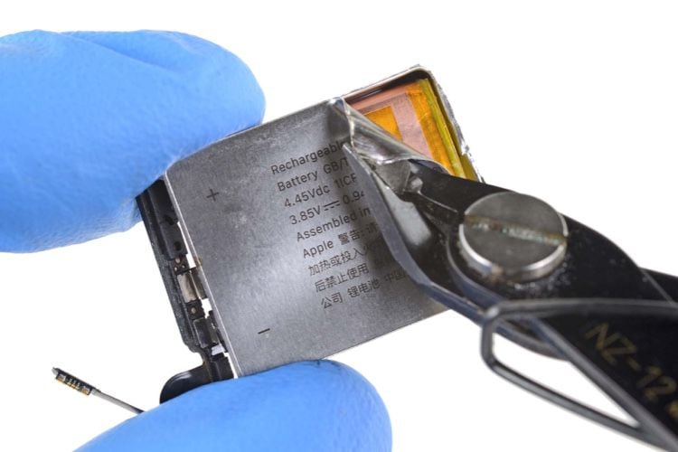 La batterie de l'AppleWatch Series 5 de 40 mm est tr&egrave;s bien prot&eacute;g&eacute;e