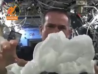 Astronauta Chris Hadfield na Międzynarodowej Stacji Kosmicznej ukazuje sytuację, kt&oacute;ra powstaje, gdy ściskasz mokry ręcznik w stanie nieważkości