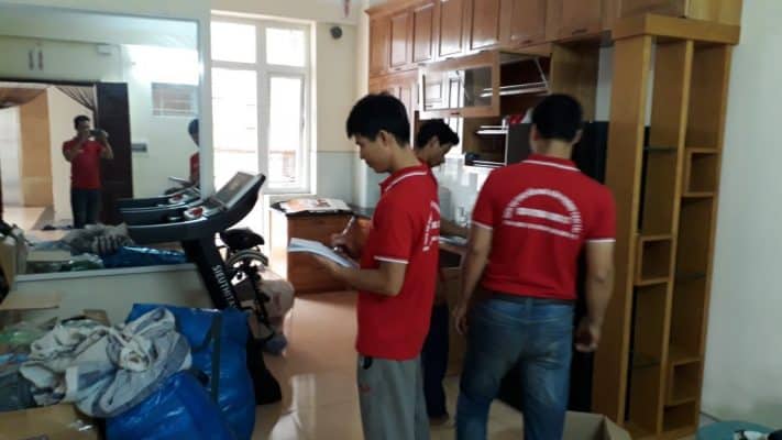 Nh&acirc;n vi&ecirc;n c&ocirc;ng ty Dịch Vụ Chuyển Nh&agrave; Trọn G&oacute;i đang th&aacute;o lắp tủ đ&uacute;ng kỹ thuật v&agrave; quy tr&igrave;nh l&agrave;m việc