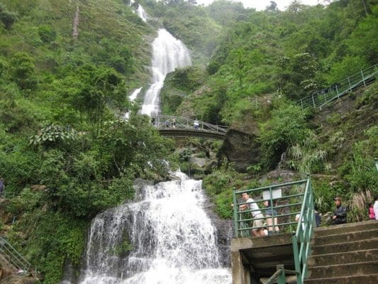 Sau một chặng đường d&agrave;i, bạn sẽ được thưởng bởi vẻ đẹp tự nhi&ecirc;n đầy h&agrave;o quang của Th&aacute;c Bạc
