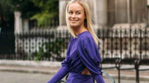 Thora Valdimars luciendo un vestido satinado por las calles de Par&iacute;s.