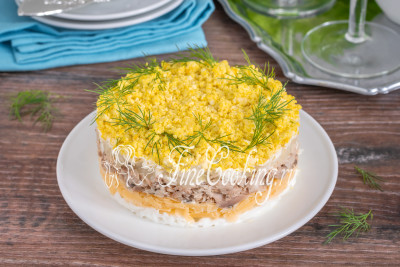 Нежный, вкусный и сытный слоеный салат Мимоза по классическому рецепту - настоящее украшение праздничного стола