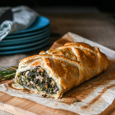 Receta de hojaldre de espinacas, setas y frutos secos, la alternativa vegetariana al Wellington de toda la vida