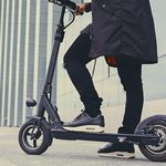 La DGT multar&aacute; con hasta 1.000 euros por conducir el patinete el&eacute;ctrico mirando el m&oacute;vil, con auriculares o bebido