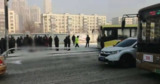 Столб, сбитый автобусом, убил мужчину на остановке