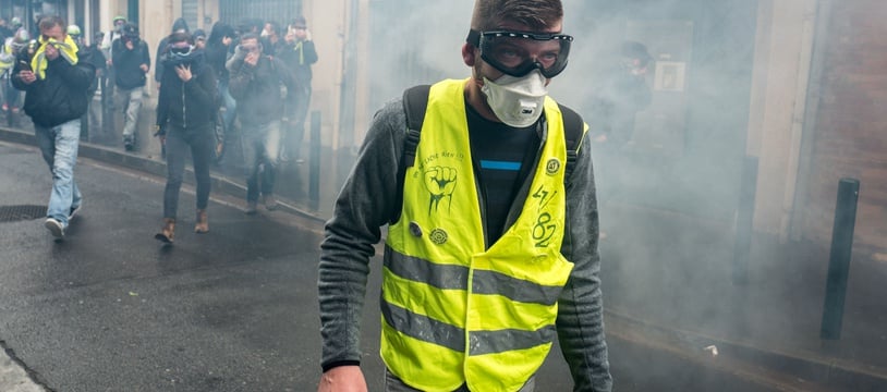 Un manifestant "gilet jaune" dans un nuage de gaz lacrymog&egrave;ne, &agrave; Toulouse. Archives.