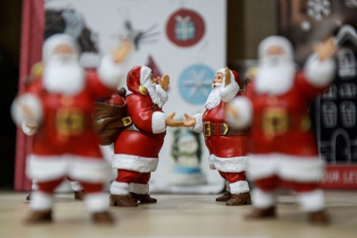 2019年12月15日、仏パリのクリスマスマーケットに飾られたサンタクロースの人形。参考写真（Getty Images）