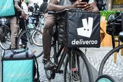 Des livreurs Deliveroo en gr&egrave;ve, &agrave; Paris, le 7 ao&ucirc;t.