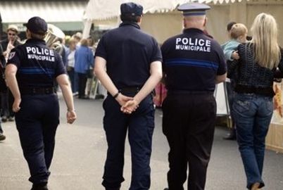 policier-en-patrouille-sur-un-marche
