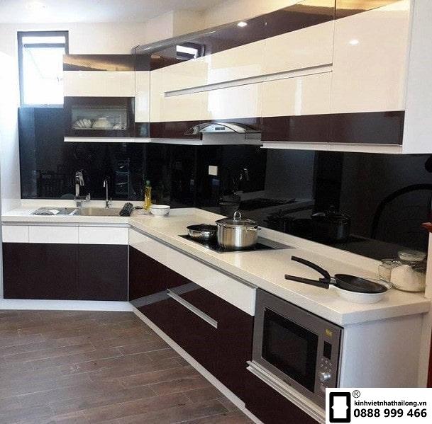 K&iacute;nh ốp bếp m&agrave;u đen