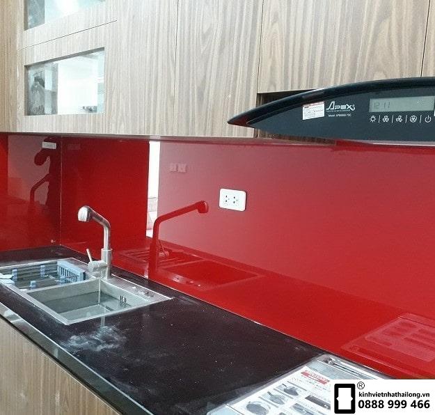 K&iacute;nh ốp bếp m&agrave;u đỏ
