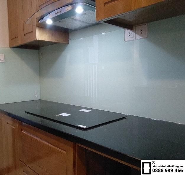 K&iacute;nh ốp bếp m&agrave;u trắng sữa