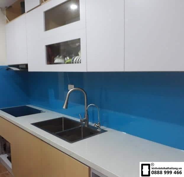 K&iacute;nh ốp bếp m&agrave;u xanh dương mẫu