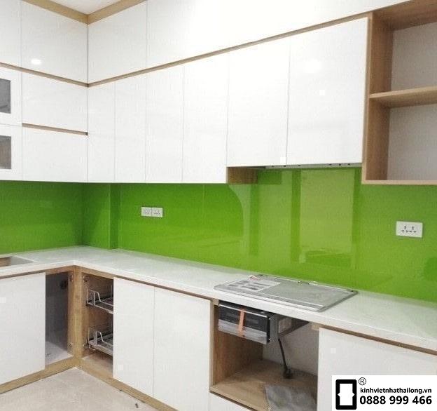 K&iacute;nh ốp bếp m&agrave;u xanh non