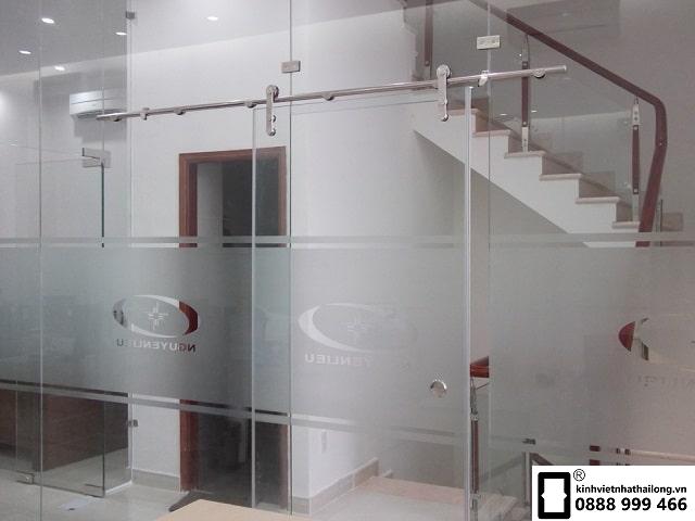 Cửa k&iacute;nh l&ugrave;a treo
