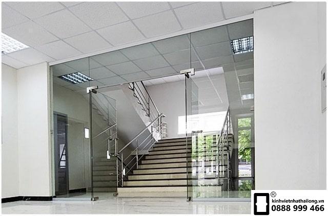 Cửa k&iacute;nh thủy lực
