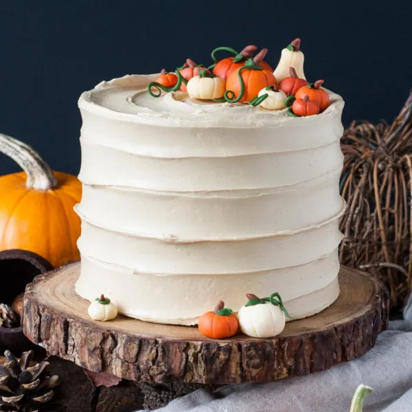 This Pumpkin Spice Latte Cake is your favorite Fall beverage in cake form! Pumpkin spice flavoured cake with an espresso buttercream. | livforcake.com
