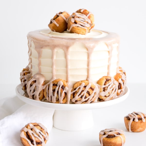 This Cinnamon Roll Cake is packed with cinnamon flavour! A layer of cinnamon rolls sandwiched between two cinnamon swirl cake layers, covered in a cream cheese frosting. | livforcake.com