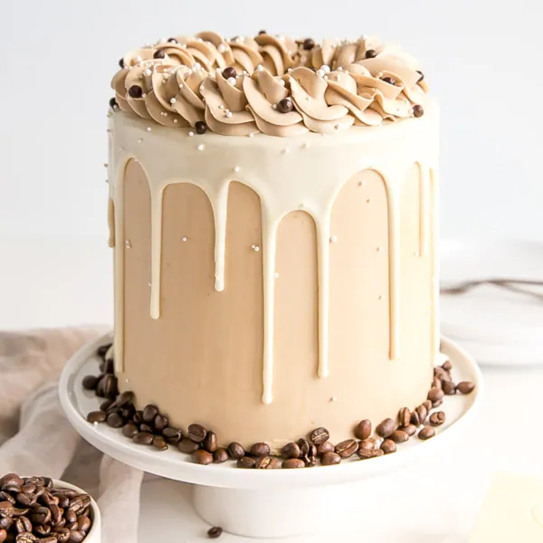 This white chocolate mocha cake pairs tender white chocolate espresso cake layers with a whipped white chocolate ganache and silky espresso buttercream. | livforcake.com