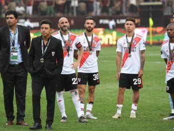 La cara de decepci&oacute;n de los jugadores y el cuerpo t&eacute;cnico de River, al recibir las medallas por el segundo puesto.
