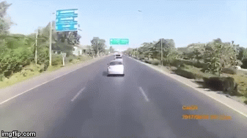 Clip: T&agrave;i xế ngủ gật g&acirc;y tai nạn li&ecirc;n ho&agrave;n