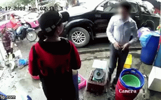 Clip: Người đ&agrave;n &ocirc;ng đi xe b&aacute;n tải t&aacute;t li&ecirc;n tiếp v&agrave;o mặt phụ nữ b&aacute;n h&agrave;ng ngo&agrave;i chợ