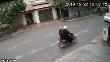 Clip: &ocirc; t&ocirc; ph&oacute;ng nhanh hất văng hai mẹ con l&ecirc;n kh&ocirc;ng trung