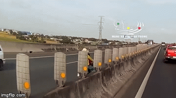 Clip: CSGT 'bất lực' với người phụ nữ ph&oacute;ng ngược chiều tr&ecirc;n cao tốc