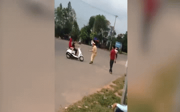 Clip: 'Qu&aacute;i xế' nhấn ga h&uacute;c CSGT v&igrave; sợ thổi phạt