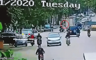 Clip: &Ocirc; t&ocirc; mở cửa bất ngờ khiến người phụ nữ gặp tai nạn thương t&acirc;m