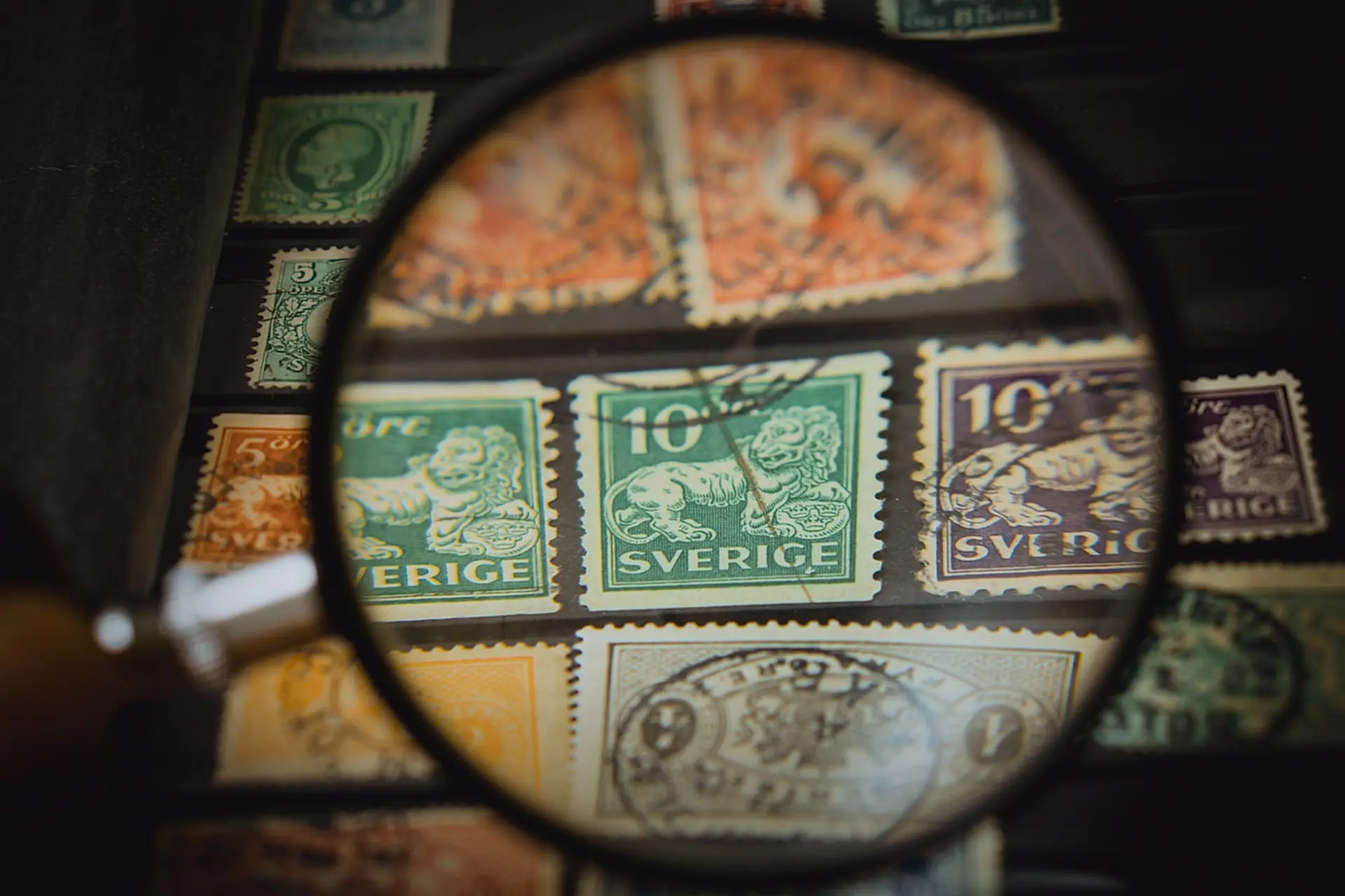 Briefmarken durch eine Lupe vergrö&szlig;ert