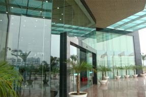 V&aacute;ch k&iacute;nh cường lực