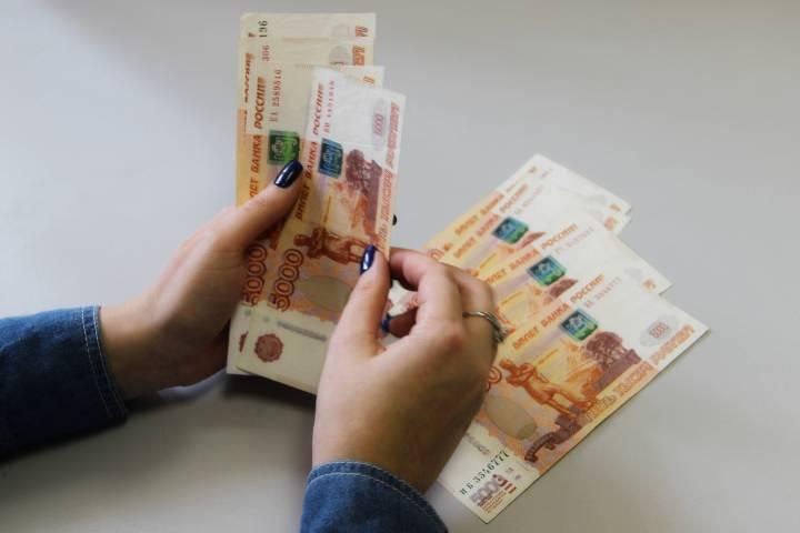 В Приморье начали раздавать деньги на улице