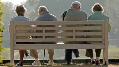 Rentner sitzen auf einer Parkbank (Quelle: ZB/Ralf Hirschberger)