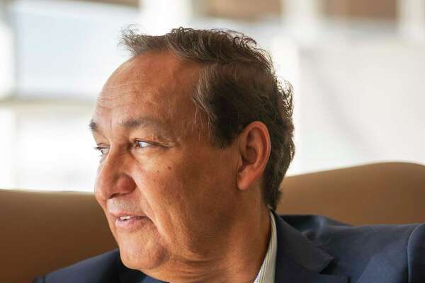United Airlines CEO Oscar Munoz visits the Polaris Lounge at Bush Intercontinental Airport in Houston, Monday, Nov. 18, 2019.