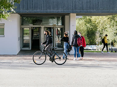 La Universitat t&eacute; 25 anys. Coneix-ne la hist&ograve;ria i el present. Construeix el seu futur.