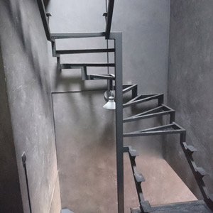 Каркас открытой лестницы со столбом