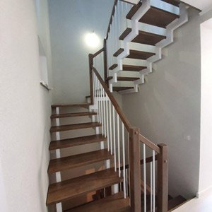 Открытая лестница на двух косоурах