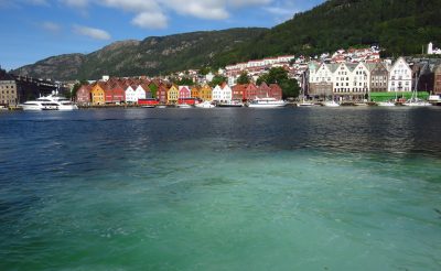 V&aacute;rosn&eacute;z&eacute;s Bergenben, haj&oacute;val a Sognefjord v&aacute;rosai között