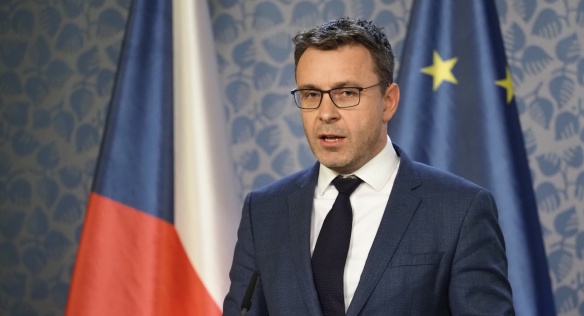 Tiskov&aacute; konference po jedn&aacute;n&iacute; vl&aacute;dy za &uacute;časti premi&eacute;ra Babi&scaron;e a ministrů Havl&iacute;čka a Kreml&iacute;ka a ministryně Bene&scaron;ov&eacute;, 25. listopadu 2019.