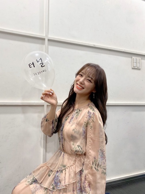 Gugudan, Kim Se Jung, IU