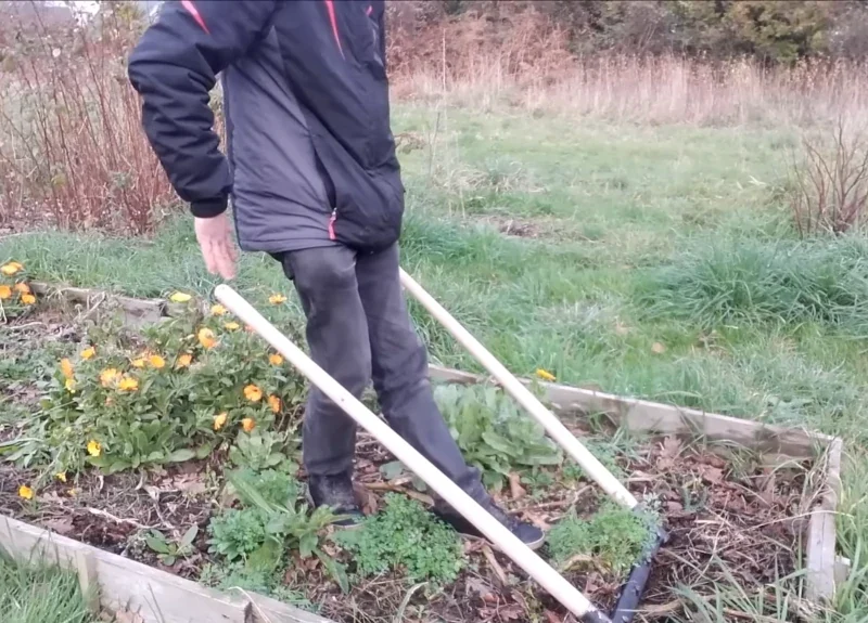 Tool for turning over the soil, a gentle machine