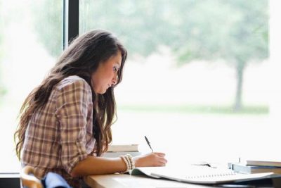 h&igrave;nh ảnh con g&aacute;i hướng nội học ng&agrave;nh g&igrave;